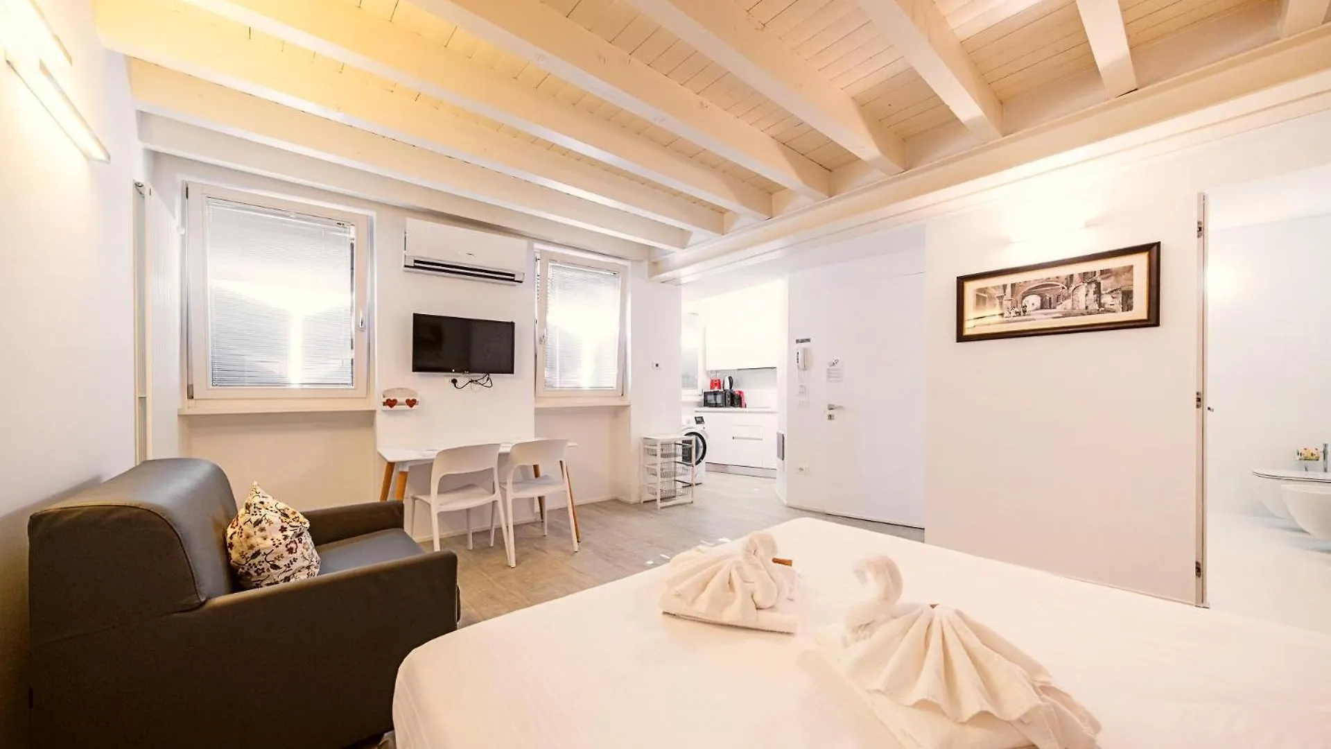 Apartmentsarena - Zini Studios Verona 0*,  Italië